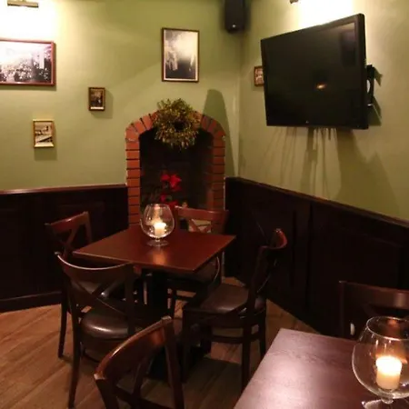 Хостел Rynek 6 Retro Pub & *