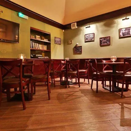 Хостел Rynek 6 Retro Pub & Радом