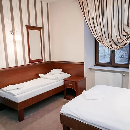 Хостел Rynek 6 Retro Pub & *