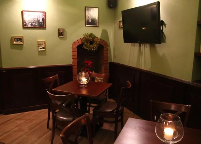 Хостел Rynek 6 Retro Pub & *