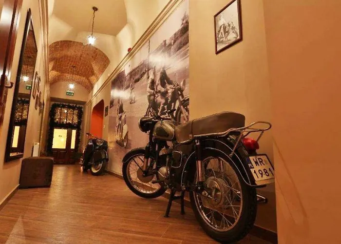 Хостел Rynek 6 Retro Pub & *