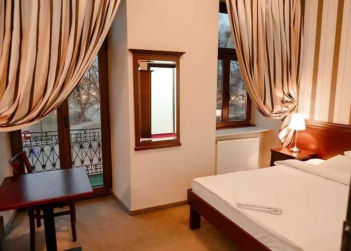 Хостел Rynek 6 Retro Pub & *