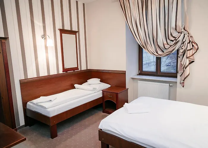 Хостел Rynek 6 Retro Pub & *